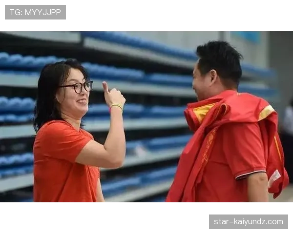 傅园慧又在泳池边啃鸡腿了，这训练餐也太真实了吧