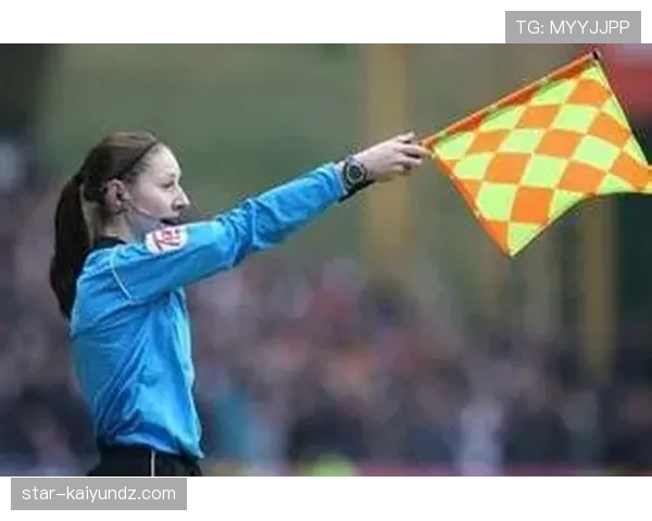 助理裁判举旗判罚时机如何影响越位和犯规判定？